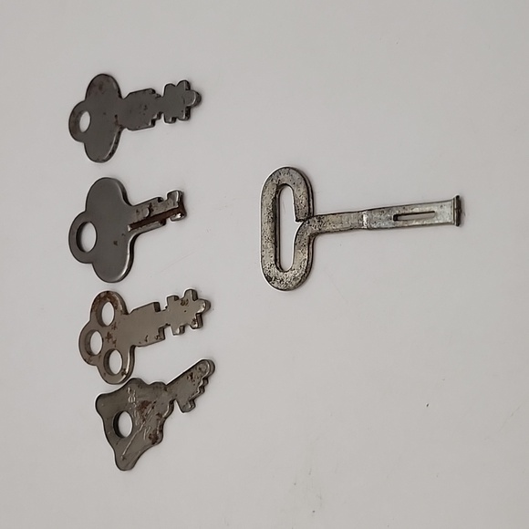Vintage Keys 5 Count - Picture 2 of 7